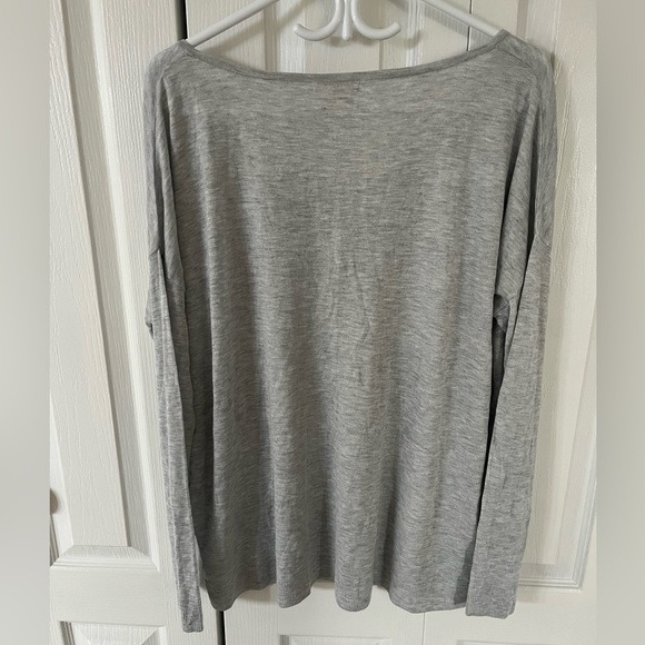 H&M Oversized Lightweight V-Neck Sweater - Picture 4 of 5